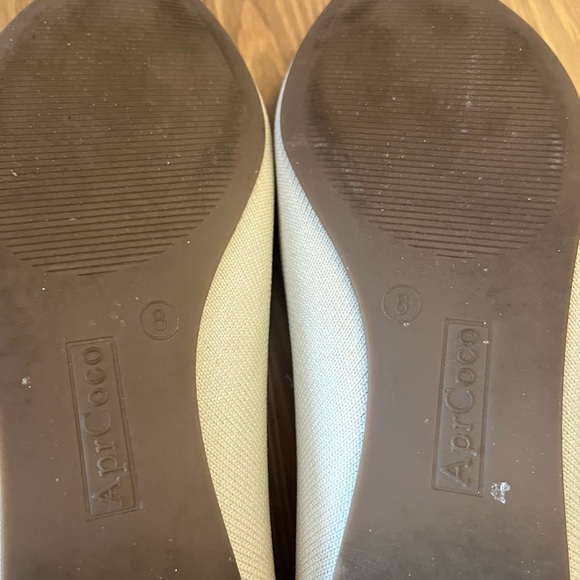 Cream Textured Flats with Pointed Toe Design - Picture 5 of 5